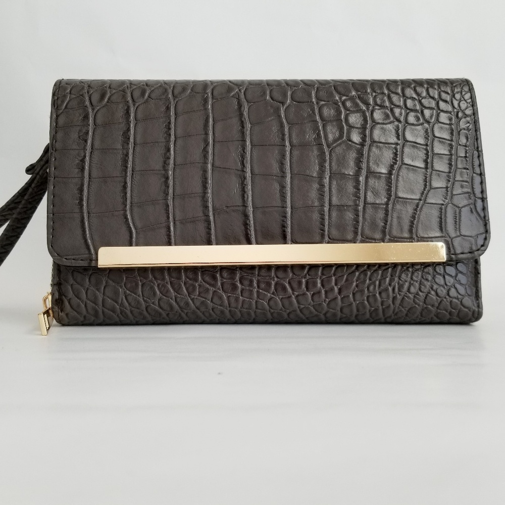 NWT Grey Faux Gator l Skin Wristlet/Clutch